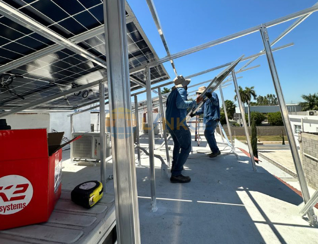 Equipo instalando paneles solares
