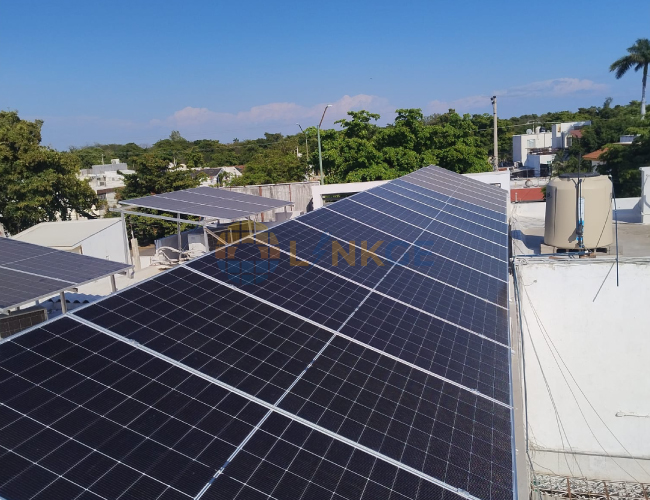 Sistema de paneles solares instalado